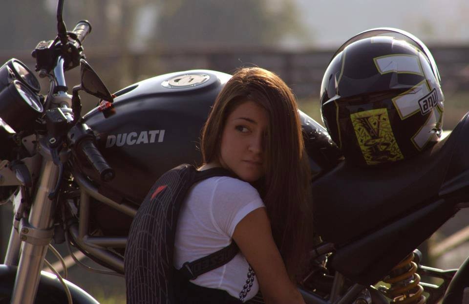 Ale_ragazza_in_moto_mini_concorso