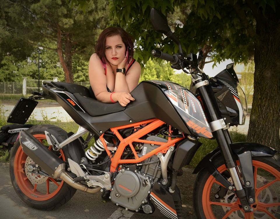 Clara_ragazze_in_moto