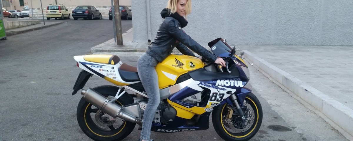 DeYa_ragazze_in_moto