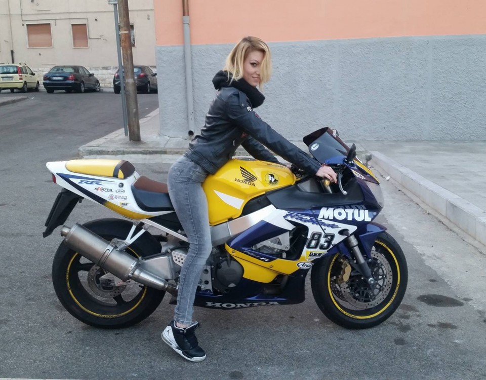 DeYa_ragazze_in_moto