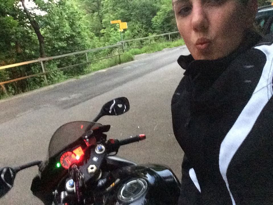 Victoria_ragazze_in_moto