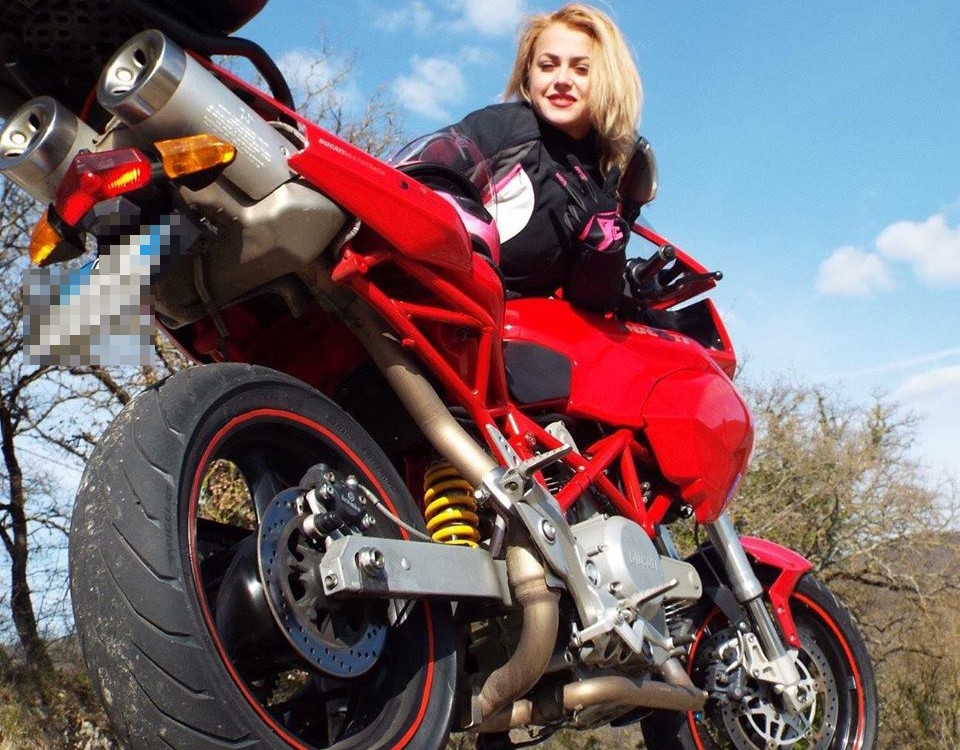 Adelina_ragazze_in_moto