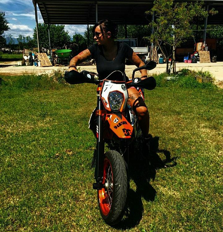 Leonilda_ragazze_in_moto