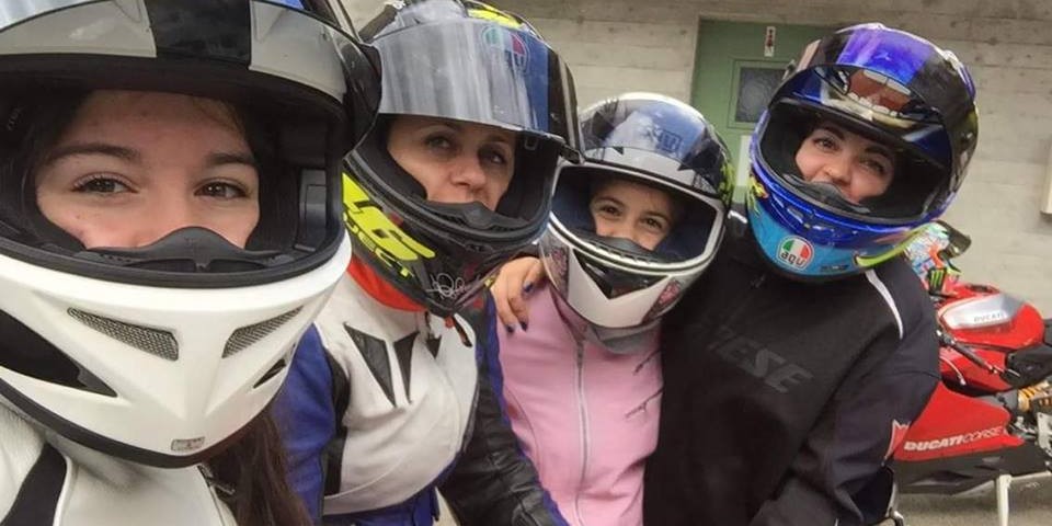 Altina_ragazze_in_moto