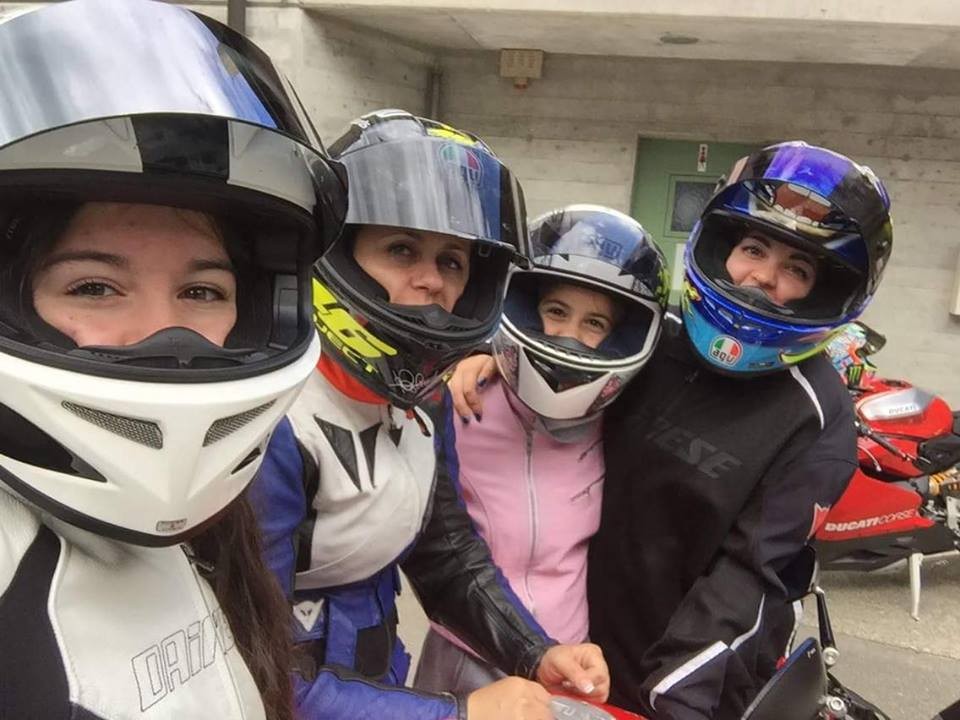 Altina_ragazze_in_moto