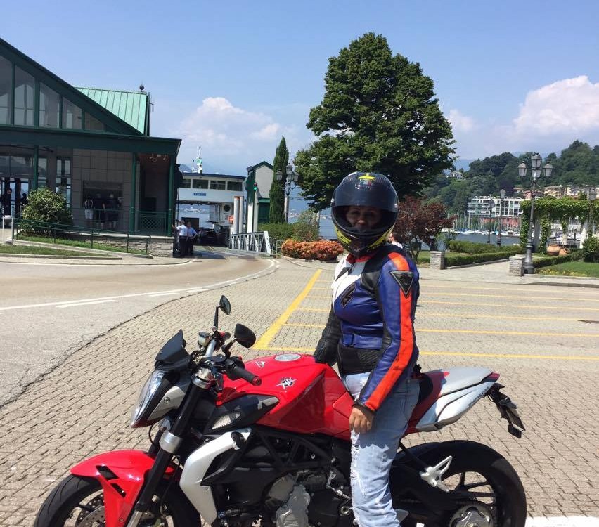 Altina_ragazze_in_moto