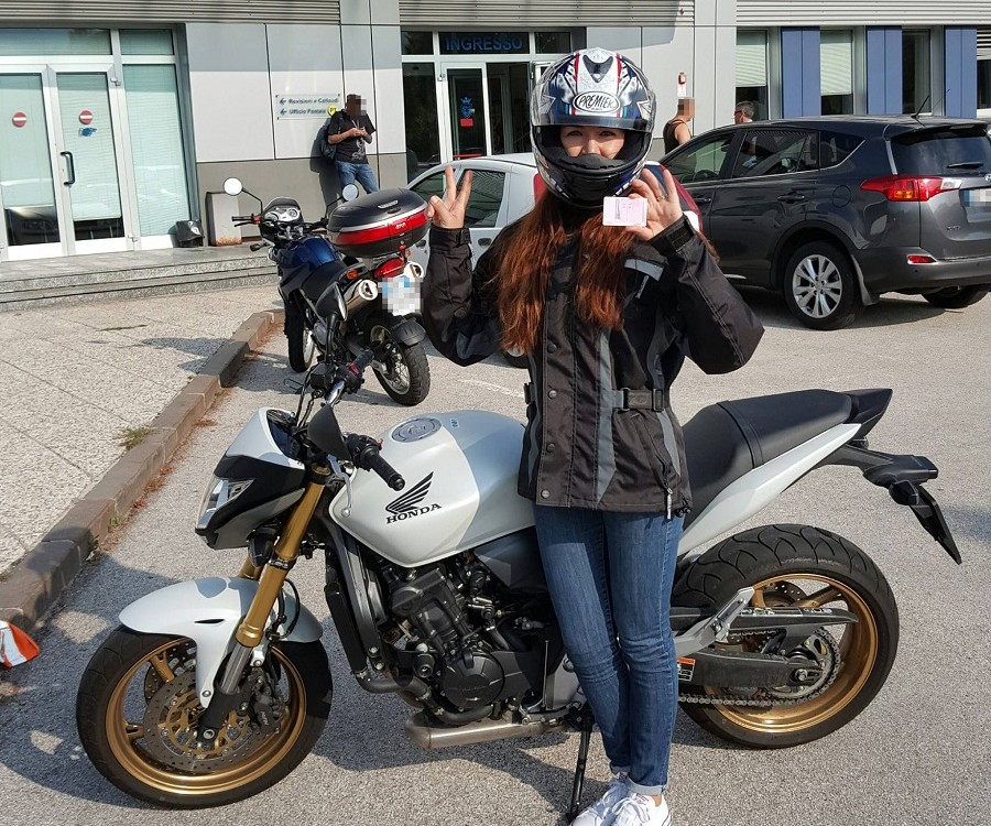 Lola_ragazze-in_moto