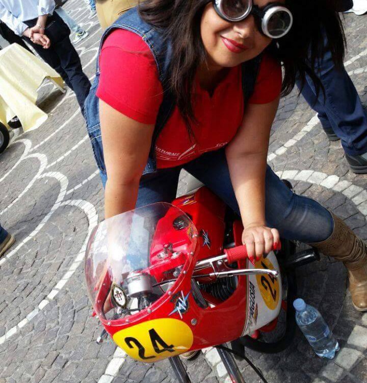 Serenella_ragazze_in_moto