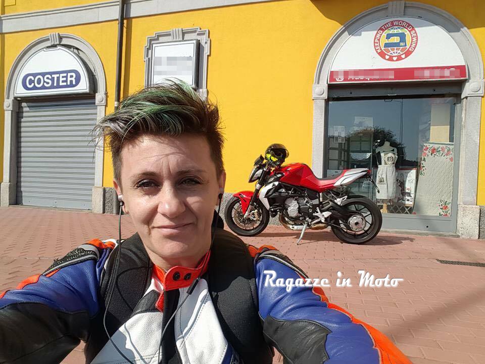 altina_ragazze-in-moto