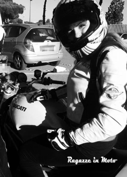 Valeria_ragazze_in-moto