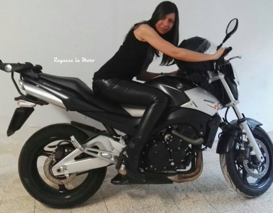 Alma_ragazze_in_moto