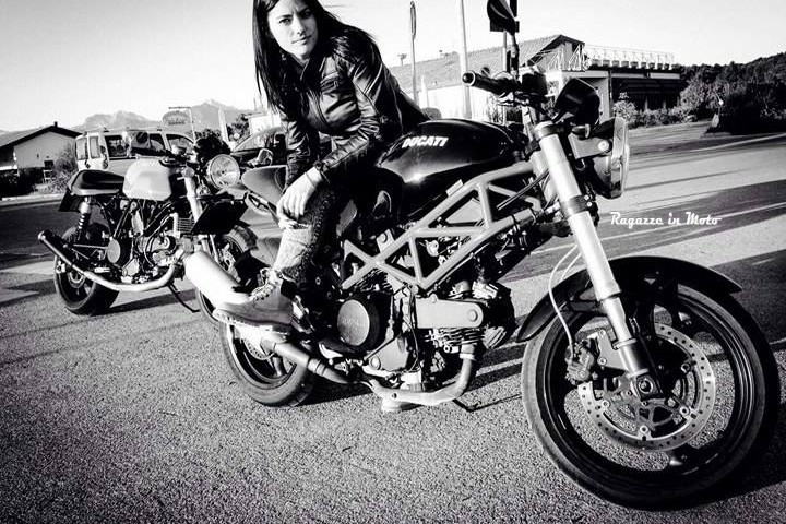 Ena_ragazze_in_moto