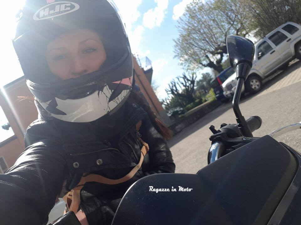 lacicci_ragazze_in-moto