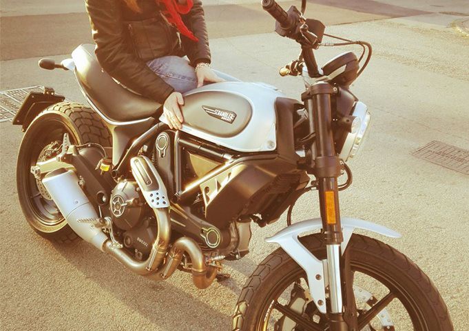 flavia_ragazze_in-moto