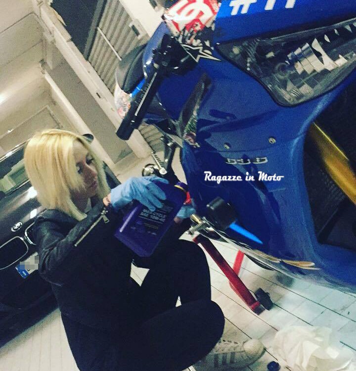 valeria-ragazze_in--moto