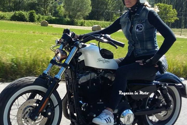 cinzia_ragazze_in-moto