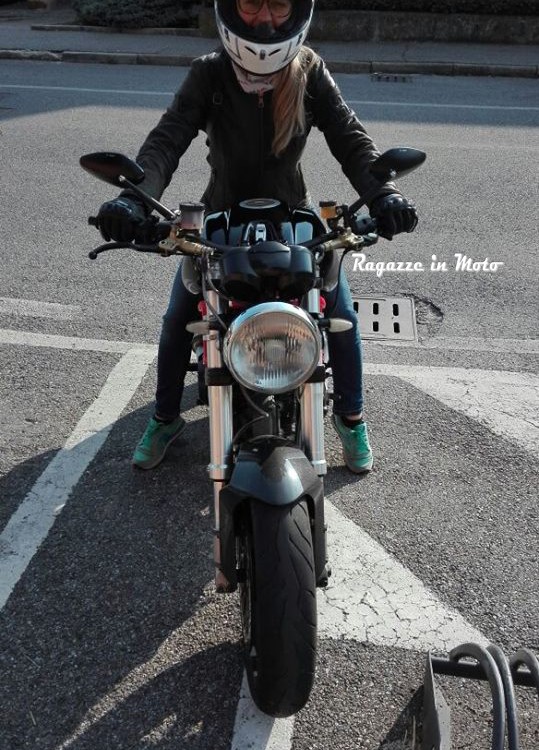 marta_ragazze_in-moto