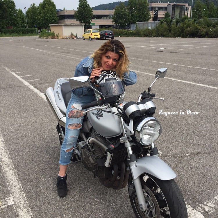 arjana_ragazze_in_moto