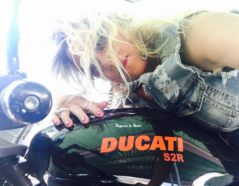 tamara_ragazze_in-moto