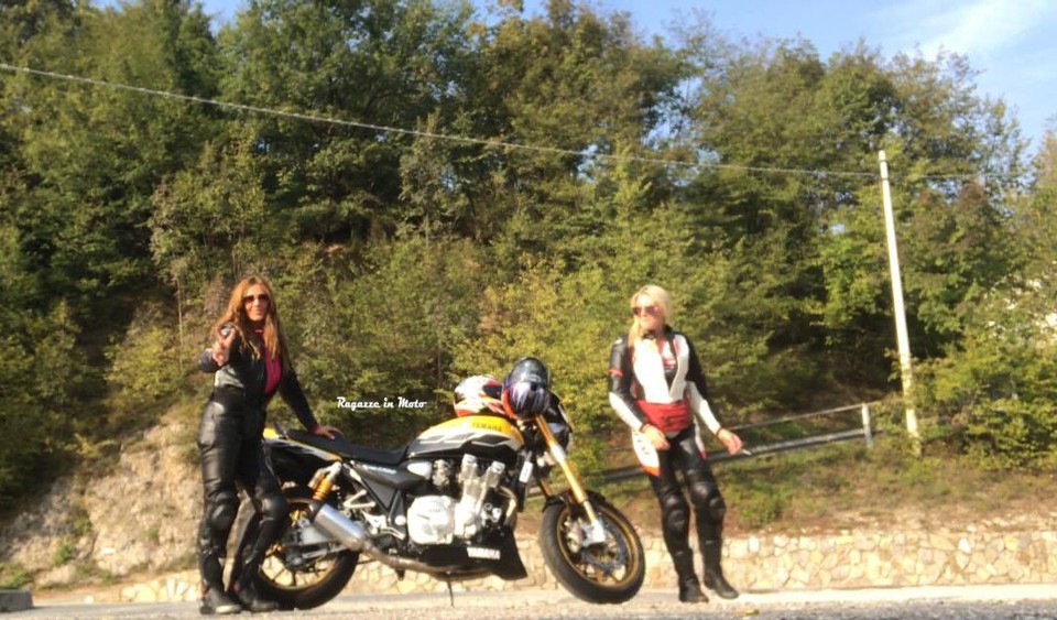 silvy_ragazze_in-moto