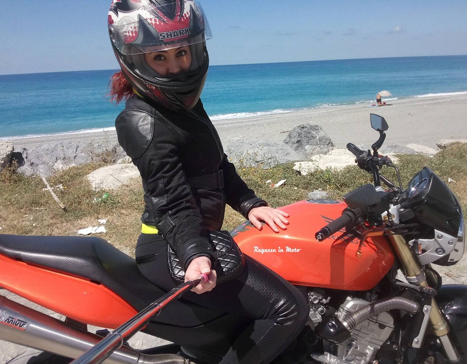 micaela_ragazze-in_moto