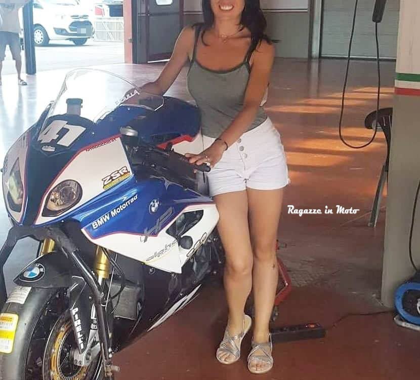 lara_ragazze_in-moto