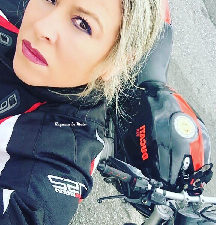 tanara_ragazze_in_moto