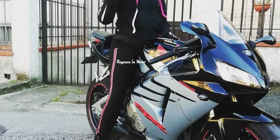 Karmela_ragazze_in_moto