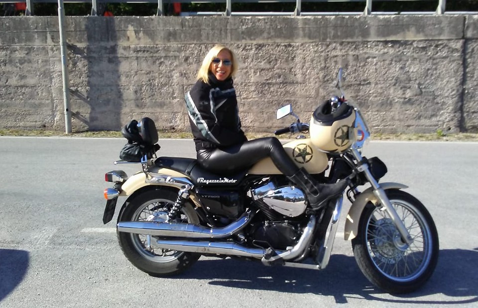 ombretta_ragazze-in-moto