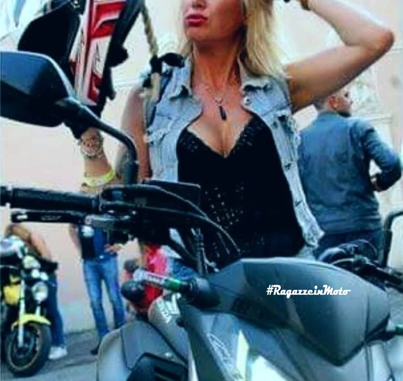 ana_maria_ragazze_in-moto