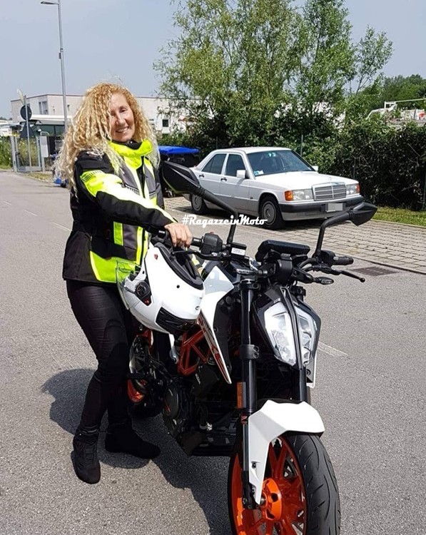 clara_ragazze_in_moto