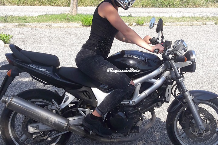 viola_ragazze_in-moto