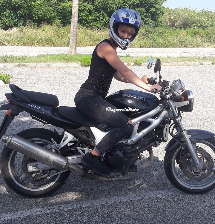 viola_ragazze_in-moto