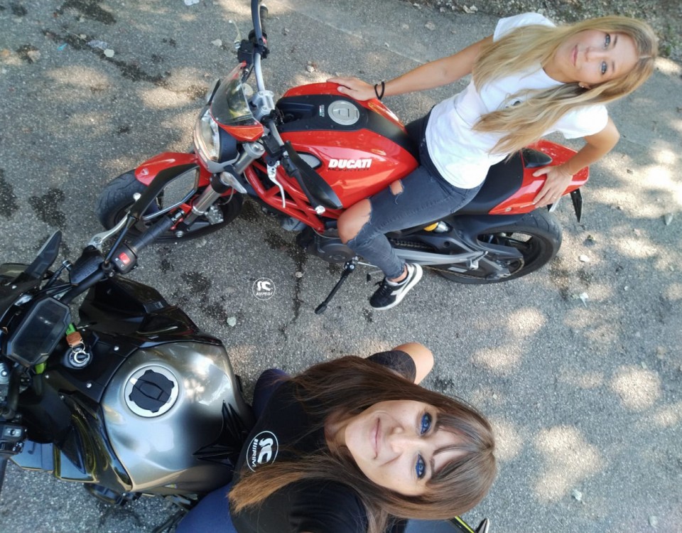 lisa_sara_ragazze_in_moto-