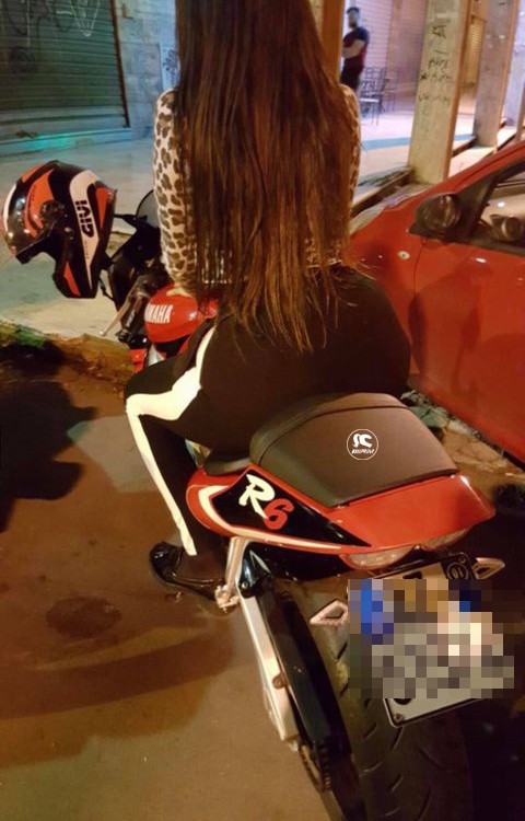 dali_ragazze_in_moto