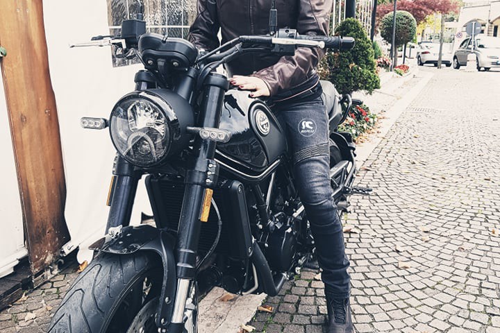 pina_ragazze_in_moto