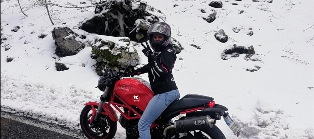 viola_ragazze_in_moto