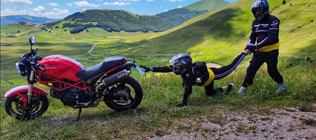 viola_ragazze_in_moto