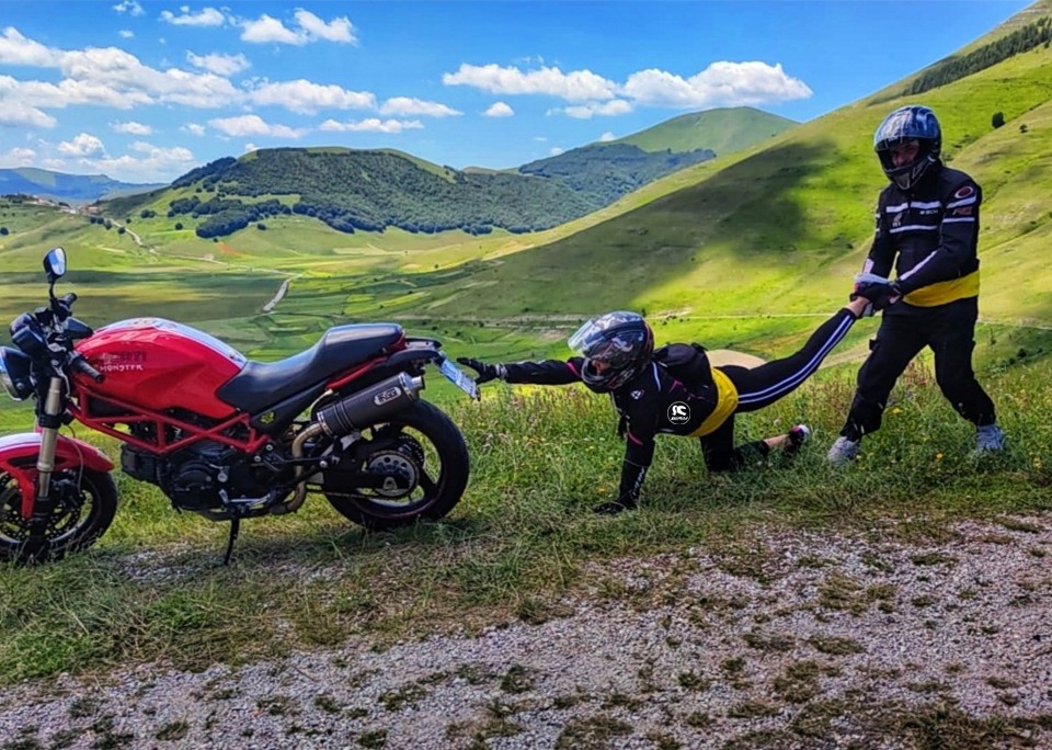 viola_ragazze_in_moto