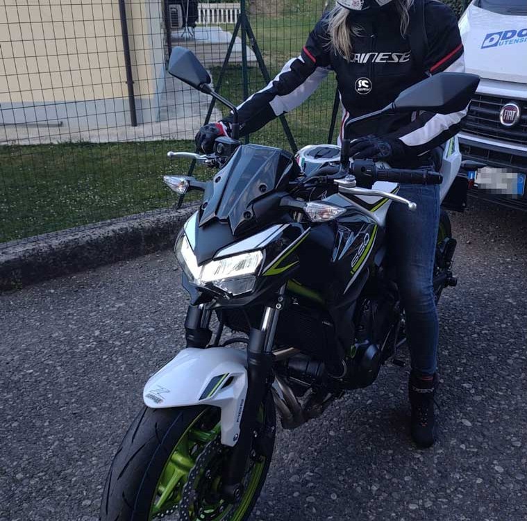 claudia_ragazze-in_moto