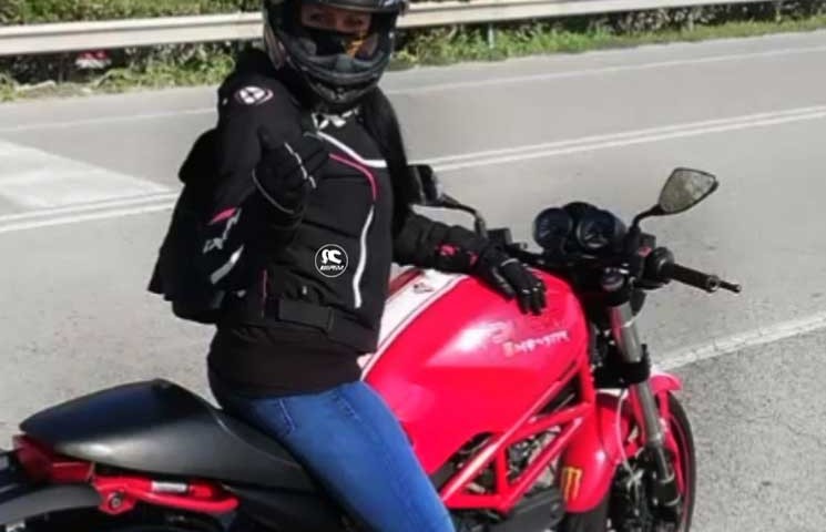 viola_ragazze_in_moto