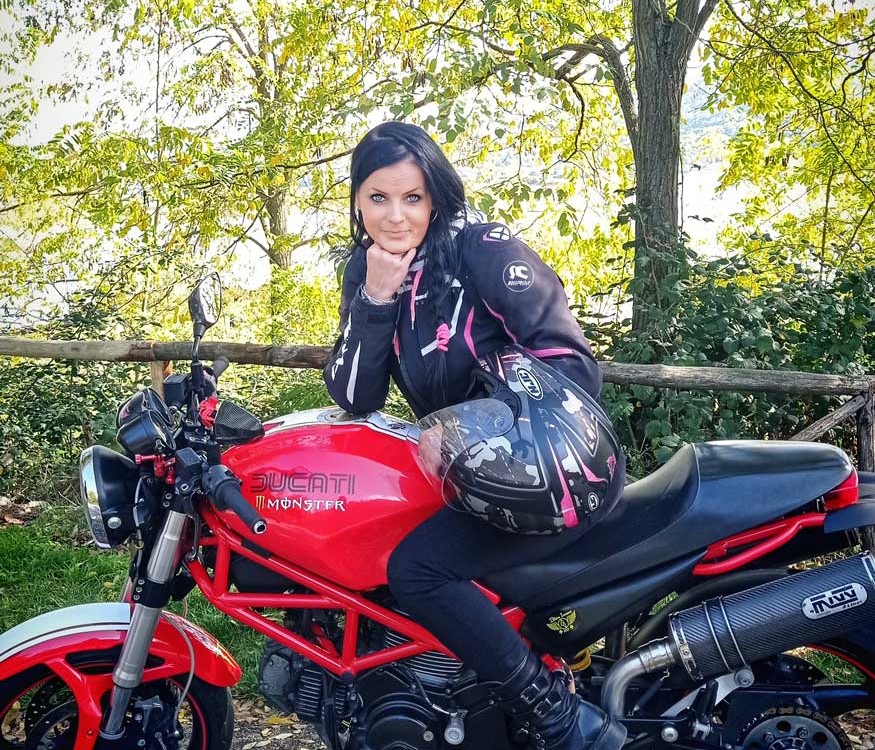 viola_ragazze_in_moto