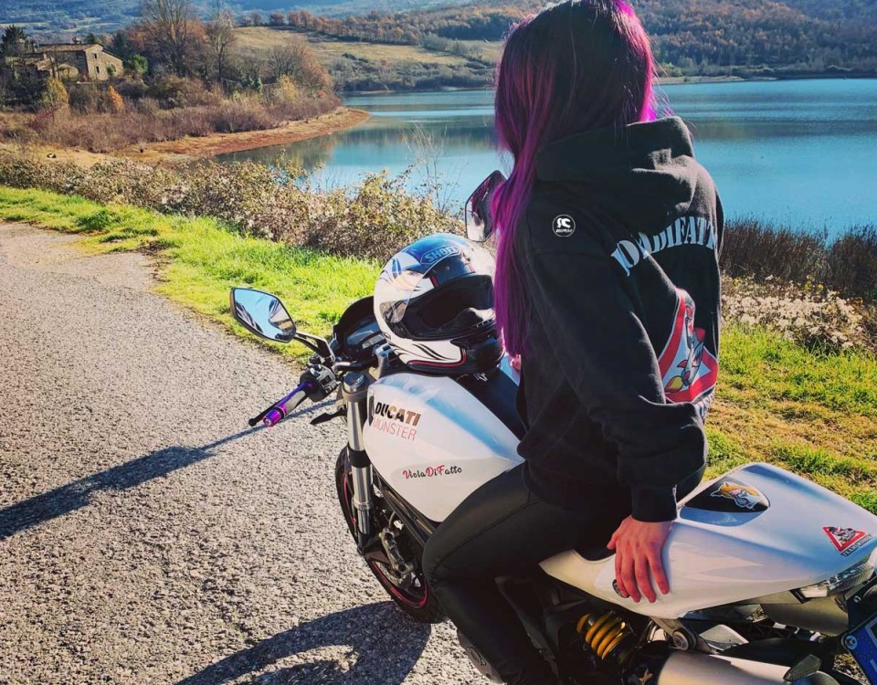 viola_ragazze_in_moto