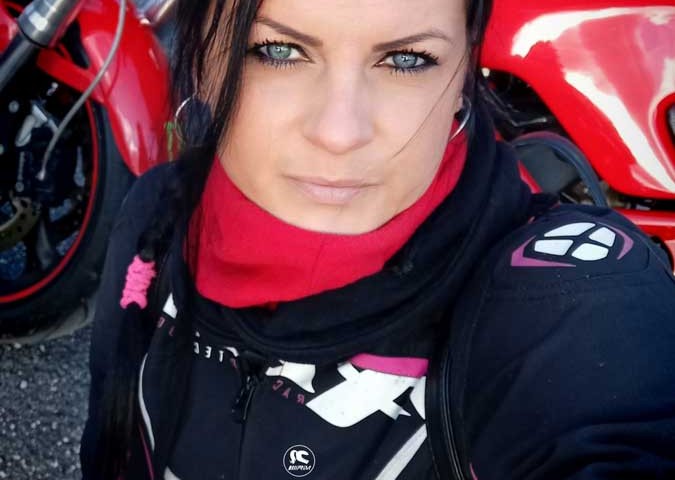 viola_ragazze-in_moto