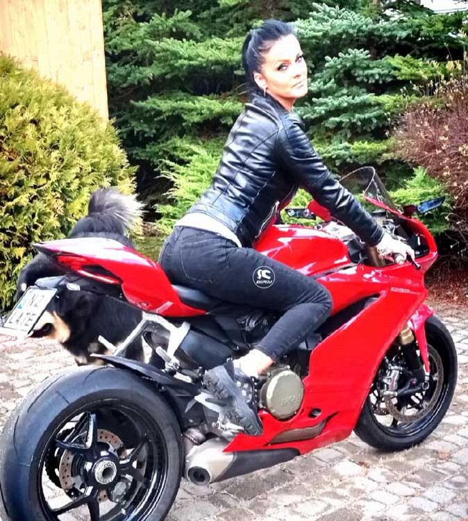 viola_ragazze_in-moto