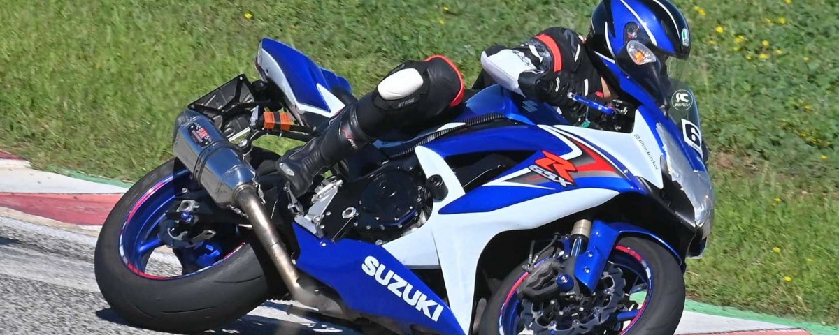 cinzia_ragazze_in-moto