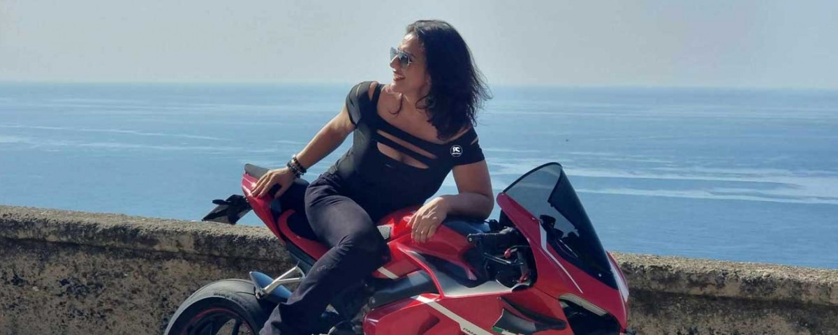 corollaria_ragazze_in_moto