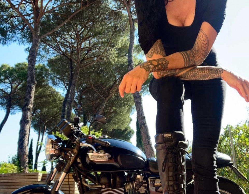 sinka_ragazze_in-moto