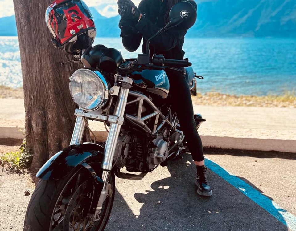 greta_ragazze_in-moto