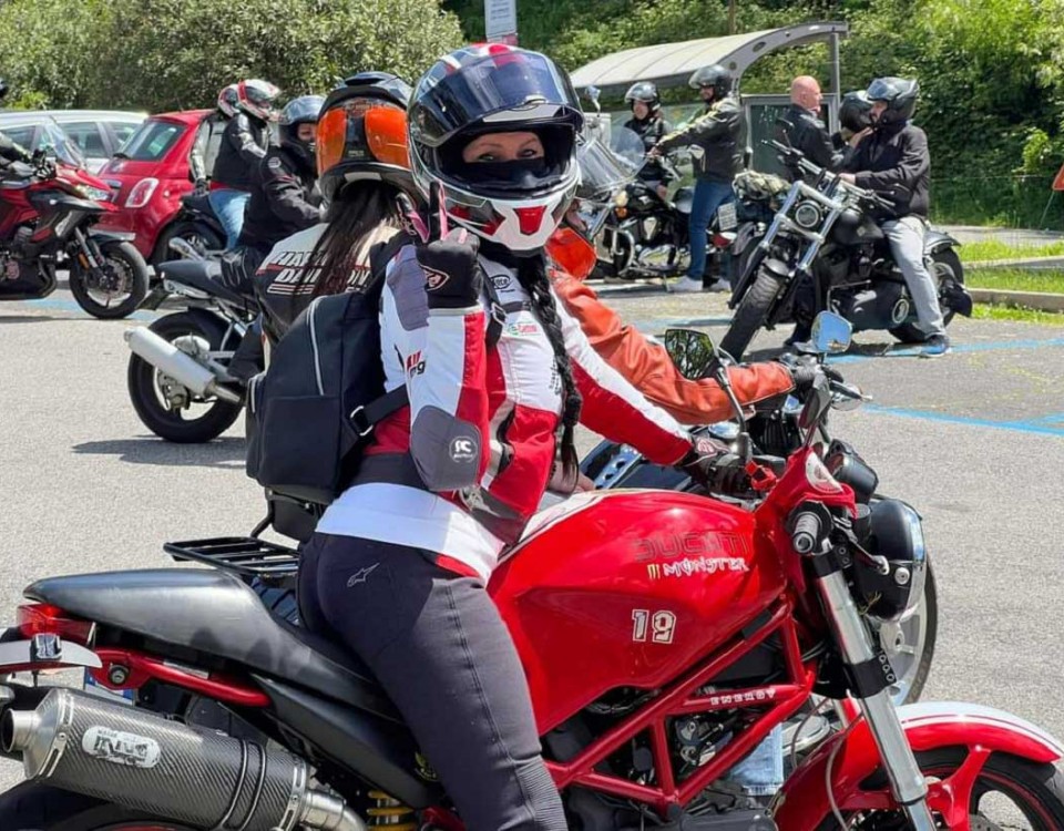 viola_ragazze_in_moto